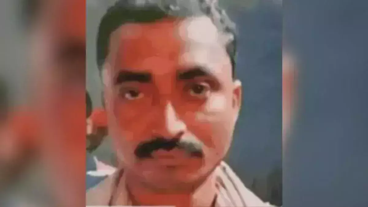 Gonda: पुलिस मुठभेड़ में ढेर सोनू पासी, अंतिम विदाई टॉर्च की रोशनी में Gonda: पुलिस मुठभेड़ में ढेर सोनू पासी, अंतिम विदाई टॉर्च की रोशनी में