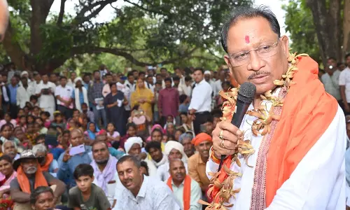 तेज हवाओं के बीच ढोढरीकला में अचानक उतरा मुख्यमंत्री का हेलिकॉप्टर
