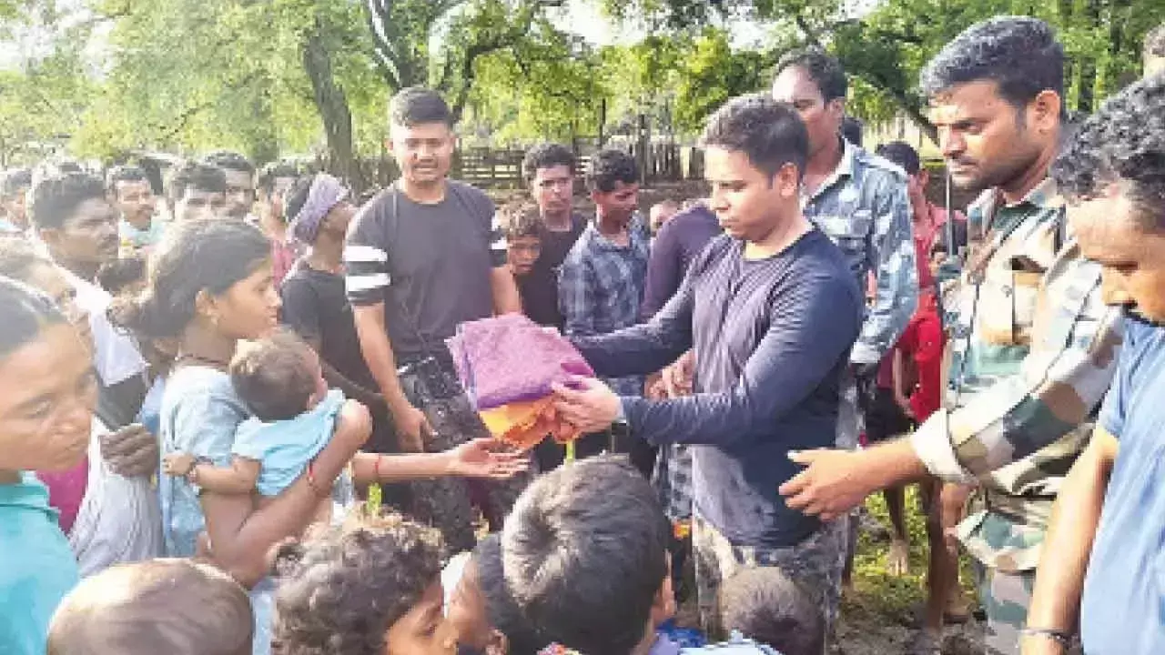 Telangana: पुलिस ने माओवाद प्रभावित गांव में वॉलीबॉल और कपड़े बांटे Telangana: पुलिस ने माओवाद प्रभावित गांव में वॉलीबॉल और कपड़े बांटे