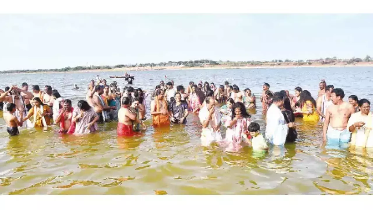 Telangana: त्रिवेणी संगम श्रद्धालुओं की आमद से गुलजार है Telangana: त्रिवेणी संगम श्रद्धालुओं की आमद से गुलजार है