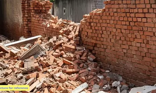 Mapusa के शेत्येवाडो में भारी बारिश के बाद कंपाउंड की दीवार ढह गई