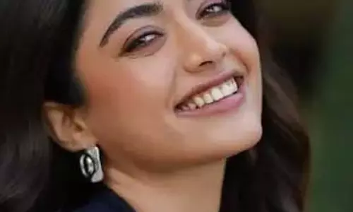 Rashmika ने प्रशंसकों से जुड़ने के लिए कुछ पल निकाले, अपनी थकाऊ यात्रा के दौरान प्यारी सेल्फी साझा की