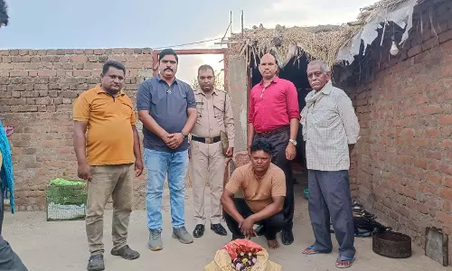 आबकारी विभाग की बड़ी कार्रवाई, शराब बेचने वाले कोचियों को पकड़ा