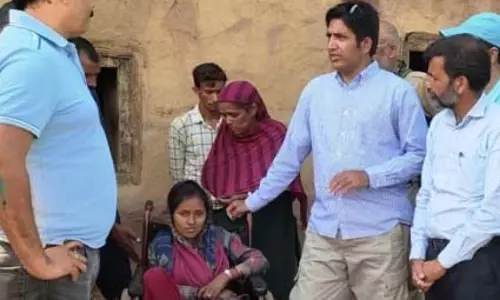 DC रामबन ने दिव्यांग लड़की तक पहुंच कर तत्काल सहायता सुनिश्चित की DC रामबन ने दिव्यांग लड़की तक पहुंच कर तत्काल सहायता सुनिश्चित की