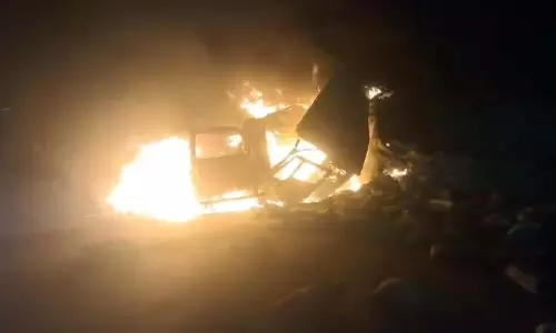 CG BREAKING: दो ट्रकों और सवारी गाड़ी में भीषण टक्कर, आग लगने से 1 की मौत, 3 घायल