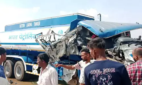 CG: दो टैंकरों की टक्कर, सड़क पर बहा हजारों लीटर पानी