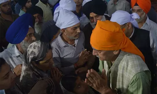 एलजी सिन्हा ने Poonch का दौरा किया, गोलाबारी पीड़ितों से की मुलाकात