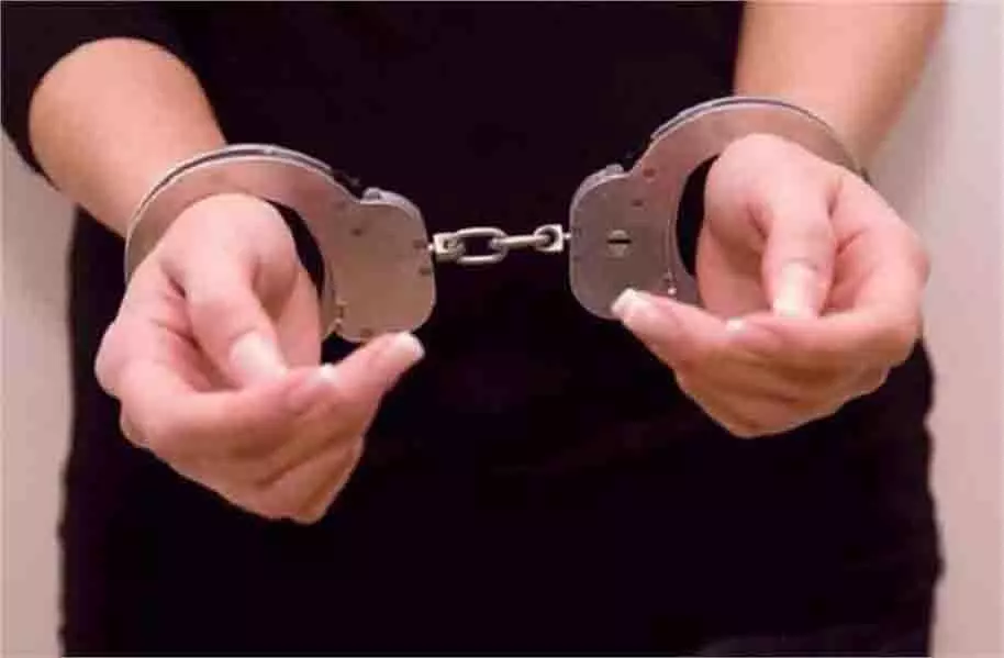Mumbai: पत्नी की हत्या के आरोप में पति और दो महिलाएं गिरफ्तार Mumbai: पत्नी की हत्या के आरोप में पति और दो महिलाएं गिरफ्तार
