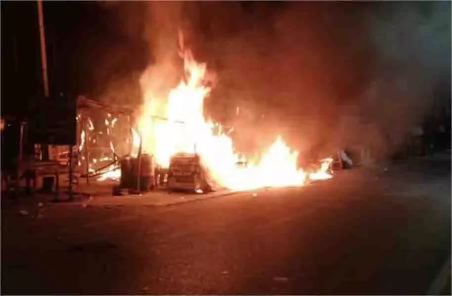 Punjab: दुकानों में आग लगने से अफरा-तफरी, सामान राख Punjab: दुकानों में आग लगने से अफरा-तफरी, सामान राख