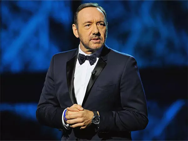 अभिनेता केविन स्पेसी Cannes 2025 में भाषण देते हुए भावुक हो गए अभिनेता केविन स्पेसी Cannes 2025 में भाषण देते हुए भावुक हो गए