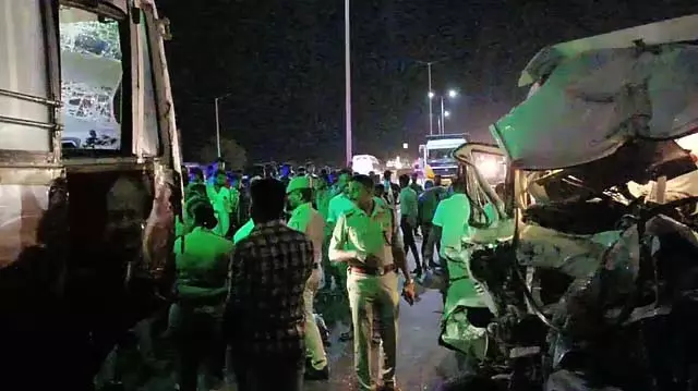 सरकारी बस-वैन टक्कर: मृतकों की संख्या बढ़कर 6 हुई सरकारी बस-वैन टक्कर: मृतकों की संख्या बढ़कर 6 हुई
