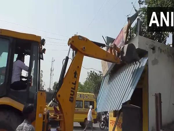 Sambhal का सौंदर्यीकरण जारी, प्रशासन ने चलाया ध्वस्तीकरण अभियान Sambhal का सौंदर्यीकरण जारी, प्रशासन ने चलाया ध्वस्तीकरण अभियान