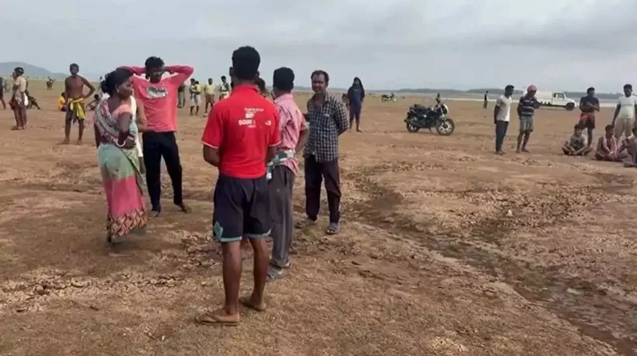 Odisha : रेंगाली जलाशय में नाव पलटने से दो भाइयों की मौत, मां लापता Odisha : रेंगाली जलाशय में नाव पलटने से दो भाइयों की मौत, मां लापता