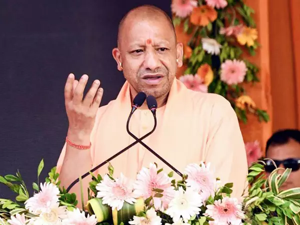 CM Yogi ने अधिकारियों को तूफान और बारिश के मद्देनजर पूरी तत्परता से राहत कार्य करने के निर्देश दिए CM Yogi ने अधिकारियों को तूफान और बारिश के मद्देनजर पूरी तत्परता से राहत कार्य करने के निर्देश दिए