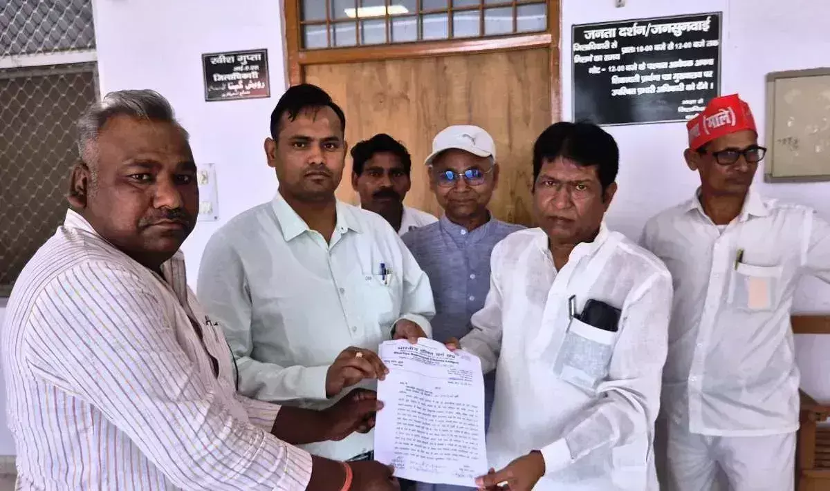 Basti: हिंसक हत्या मामले में राष्ट्रपति को भेजा ज्ञापन, कठोर कार्रवाई की मांग Basti: हिंसक हत्या मामले में राष्ट्रपति को भेजा ज्ञापन, कठोर कार्रवाई की मांग