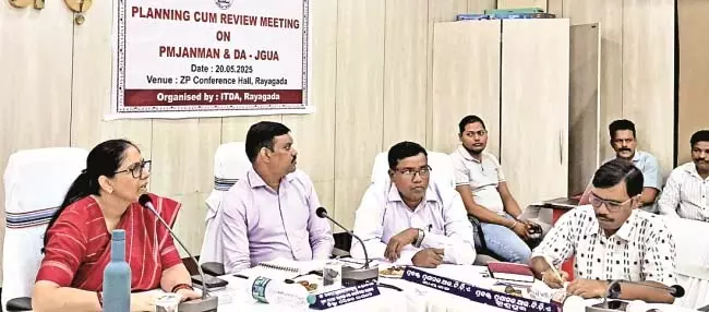 Odisha : योजनाओं के क्रियान्वयन में सुस्ती कलेक्टर का गुस्सा Odisha : योजनाओं के क्रियान्वयन में सुस्ती कलेक्टर का गुस्सा