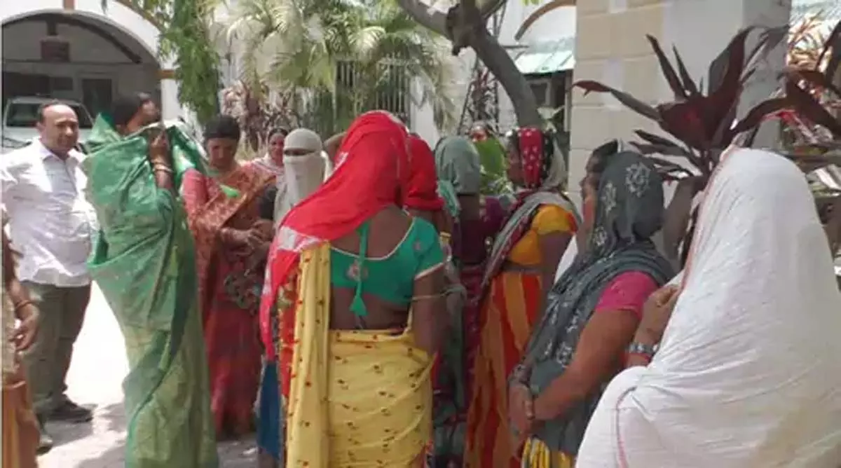 पति-पत्नी ने मोहल्ले का माहौल किया खराब, एसपी से हुई सेक्स रैकेट चलाने की शिकायत पति-पत्नी ने मोहल्ले का माहौल किया खराब, एसपी से हुई सेक्स रैकेट चलाने की शिकायत