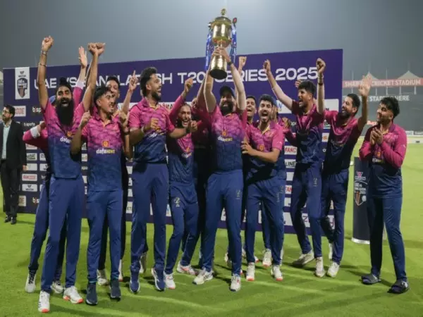 UAE ने तीसरे टी20 मैच में बांग्लादेश को हराकर 2-1 से सीरीज जीतकर इतिहास रच दिया UAE ने तीसरे टी20 मैच में बांग्लादेश को हराकर 2-1 से सीरीज जीतकर इतिहास रच दिया