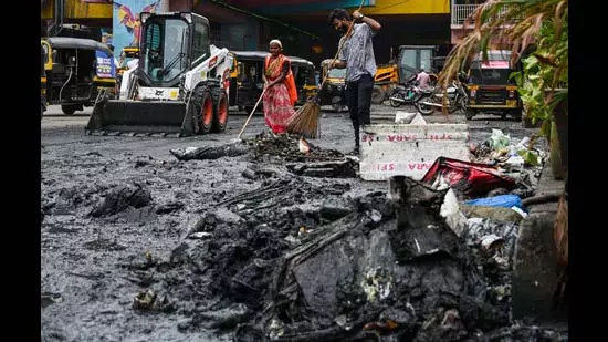 Padmavati Nagar हादसे के बाद खाली कराने की कार्रवाई शुरू Padmavati Nagar हादसे के बाद खाली कराने की कार्रवाई शुरू