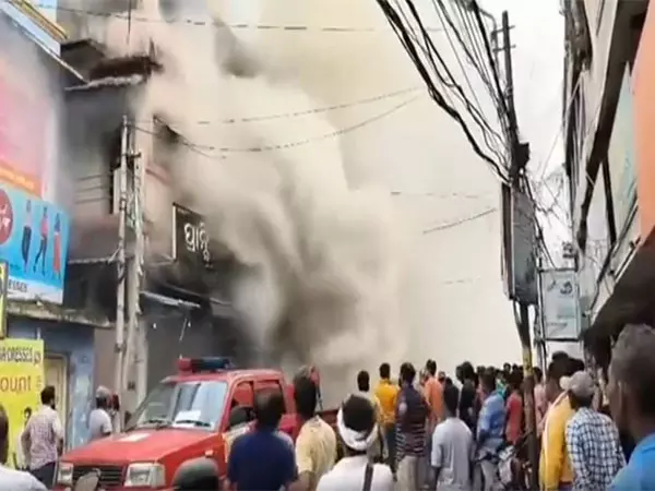 Odisha: इलेक्ट्रिक उपकरण की दुकान में लगी भीषण आग Odisha: इलेक्ट्रिक उपकरण की दुकान में लगी भीषण आग