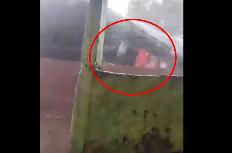 डरावना LIVE वीडियो, आंधी में छप्पर के साथ तिनके की तरह उड़ गए बच्चे डरावना LIVE वीडियो, आंधी में छप्पर के साथ तिनके की तरह उड़ गए बच्चे