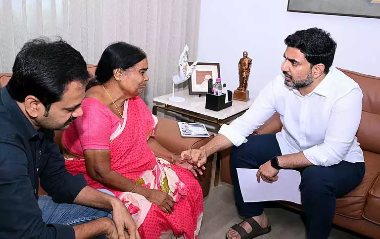 मंत्री लोकेश ने मारे गए TDP कार्यकर्ताओं के परिवारों की सहायता करने का संकल्प लिया मंत्री लोकेश ने मारे गए TDP कार्यकर्ताओं के परिवारों की सहायता करने का संकल्प लिया