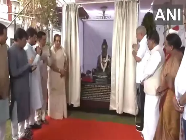 वीपी धनखड़ ने Goa राजभवन में आचार्य चरक और ऋषि सुश्रुत की प्रतिमाओं का उद्घाटन किया वीपी धनखड़ ने Goa राजभवन में आचार्य चरक और ऋषि सुश्रुत की प्रतिमाओं का उद्घाटन किया