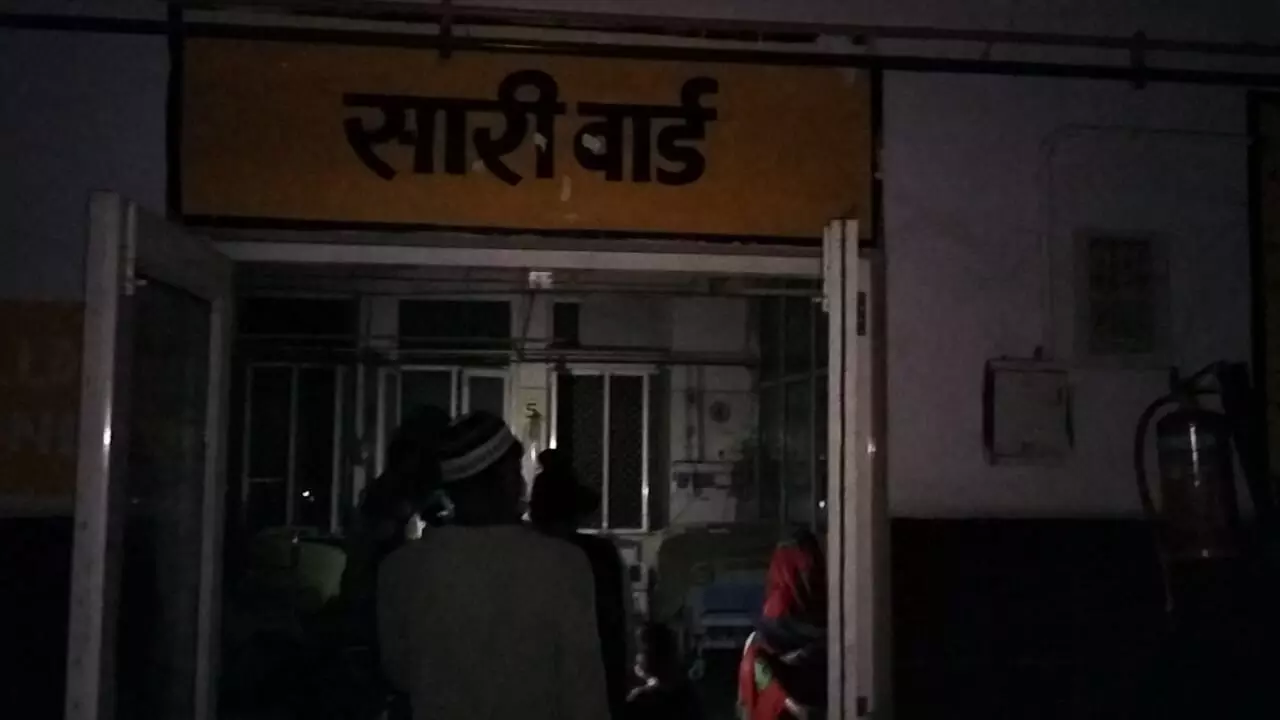 Moradabad: नगरीय हेल्थ सेंटर में 5 दिनों से बिजली गुल, अंधेरे में इलाज Moradabad: नगरीय हेल्थ सेंटर में 5 दिनों से बिजली गुल, अंधेरे में इलाज