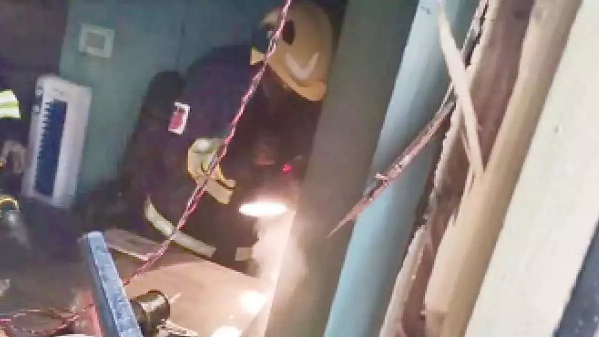 शहर में अगरबत्ती बनाने वाली इकाई में एक और भीषण आग लग गई शहर में अगरबत्ती बनाने वाली इकाई में एक और भीषण आग लग गई