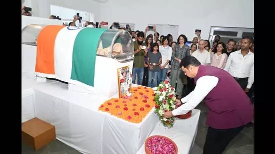 नारळीकर को दी गई अंतिम विदाई, राजकीय सम्मान के साथ संस्कार नारळीकर को दी गई अंतिम विदाई, राजकीय सम्मान के साथ संस्कार