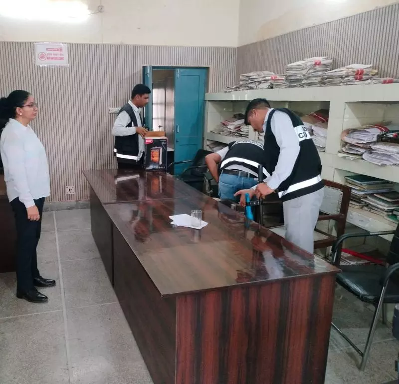 अंबाला DC कार्यालय में बम की झूठी धमकी से अधिकारी परेशान अंबाला DC कार्यालय में बम की झूठी धमकी से अधिकारी परेशान