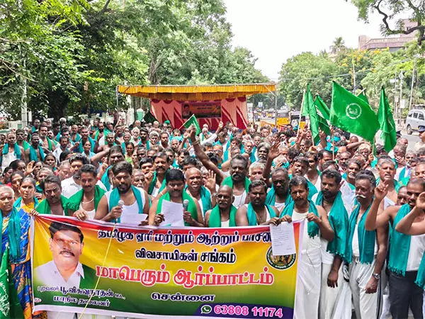 किसानों ने Chennai में विरोध प्रदर्शन किया, बारिश से प्रभावित फसलों के लिए राहत और नीतिगत बदलावों की मांग की किसानों ने Chennai में विरोध प्रदर्शन किया, बारिश से प्रभावित फसलों के लिए राहत और नीतिगत बदलावों की मांग की