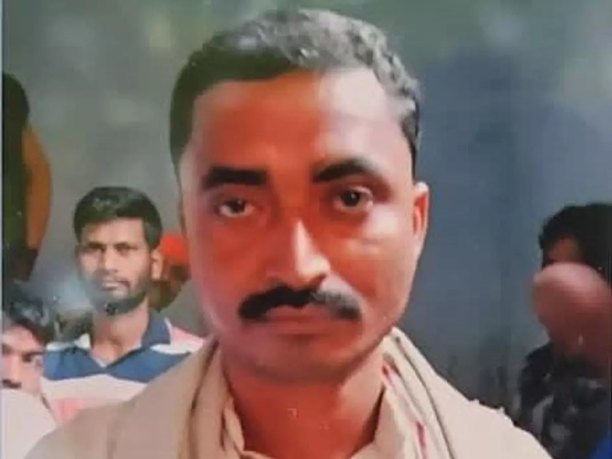 Gonda: हिस्ट्रीशीटर सोनू पासी का टॉर्च की रोशनी में हुआ अंतिम संस्कार Gonda: हिस्ट्रीशीटर सोनू पासी का टॉर्च की रोशनी में हुआ अंतिम संस्कार