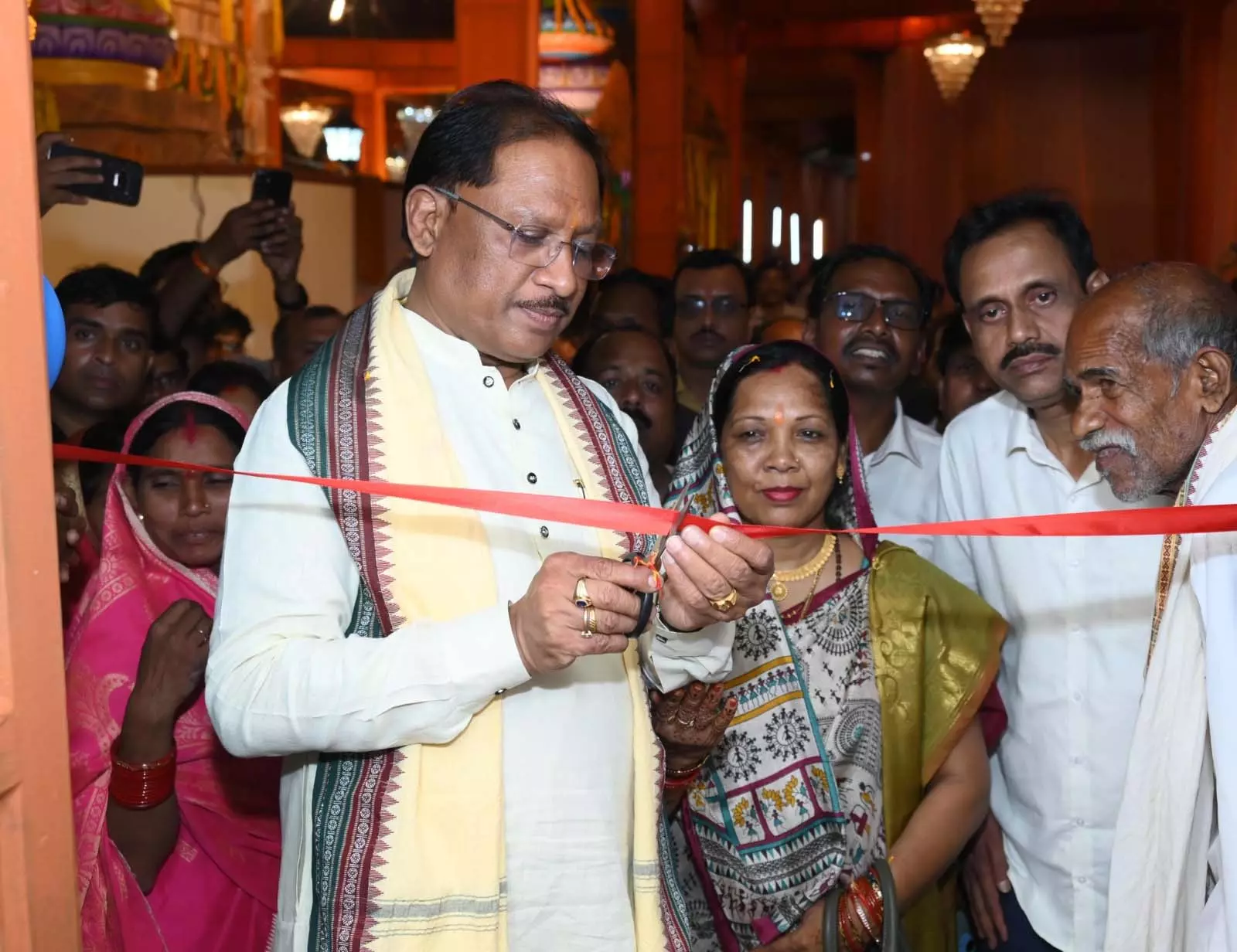 CM साय ने दोकड़ा में पीएम आवास योजना के हितग्राही संतु चक्रेस को चाबी देकर गृह प्रवेश कराया CM साय ने दोकड़ा में पीएम आवास योजना के हितग्राही संतु चक्रेस को चाबी देकर गृह प्रवेश कराया