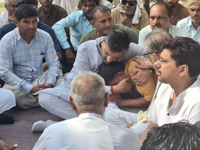 Haryana : दोहरा हत्याकांड मंत्री ने किशोर लड़कों के परिजनों से मुलाकात की Haryana : दोहरा हत्याकांड मंत्री ने किशोर लड़कों के परिजनों से मुलाकात की