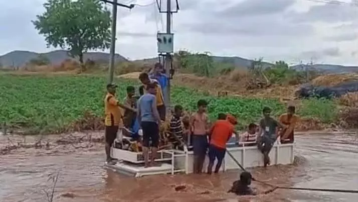 भारी बारिश के कारण भूस्खलन: राज्य के कई हिस्सों में भारी बारिश जारी भारी बारिश के कारण भूस्खलन: राज्य के कई हिस्सों में भारी बारिश जारी