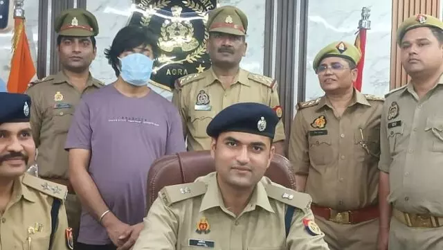 Agra: हनी ट्रैप से ठगी करने वाला शातिर गिरफ्तार Agra: हनी ट्रैप से ठगी करने वाला शातिर गिरफ्तार