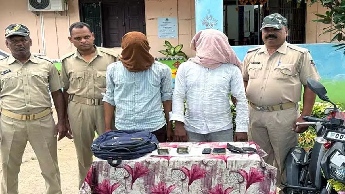 गंजम में पुलिस बनकर 1 लाख रुपए लूटने के आरोप में 2 गिरफ्तार गंजम में पुलिस बनकर 1 लाख रुपए लूटने के आरोप में 2 गिरफ्तार