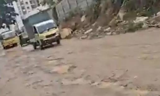 Bengaluru: गड्ढों से परेशान स्कूल ने सरकार को दिखाई सच्चाई Bengaluru: गड्ढों से परेशान स्कूल ने सरकार को दिखाई सच्चाई