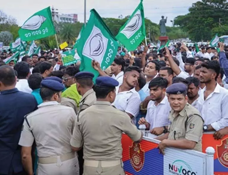 BJD ने भुवनेश्वर में किया प्रदर्शन, सामाजिक एवं आर्थिक रूप से पिछड़े वर्गों के लिए 27 प्रतिशत आरक्षण की मांग BJD ने भुवनेश्वर में किया प्रदर्शन, सामाजिक एवं आर्थिक रूप से पिछड़े वर्गों के लिए 27 प्रतिशत आरक्षण की मांग