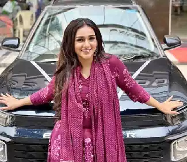 जागृति-एक नई सुबह की अभिनेत्री Rachna Mistry अपनी पहली कार की मालकिन बनीं जागृति-एक नई सुबह की अभिनेत्री Rachna Mistry अपनी पहली कार की मालकिन बनीं