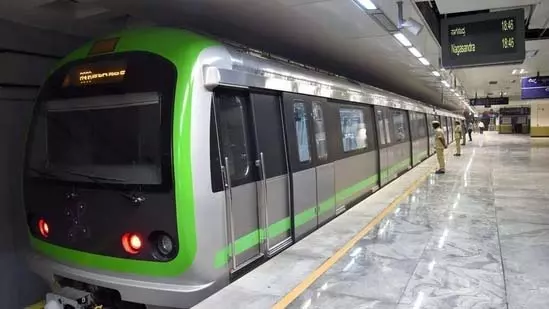 Bengaluru: महंगाई के बीच मेट्रो ने दिया नया झटका Bengaluru: महंगाई के बीच मेट्रो ने दिया नया झटका