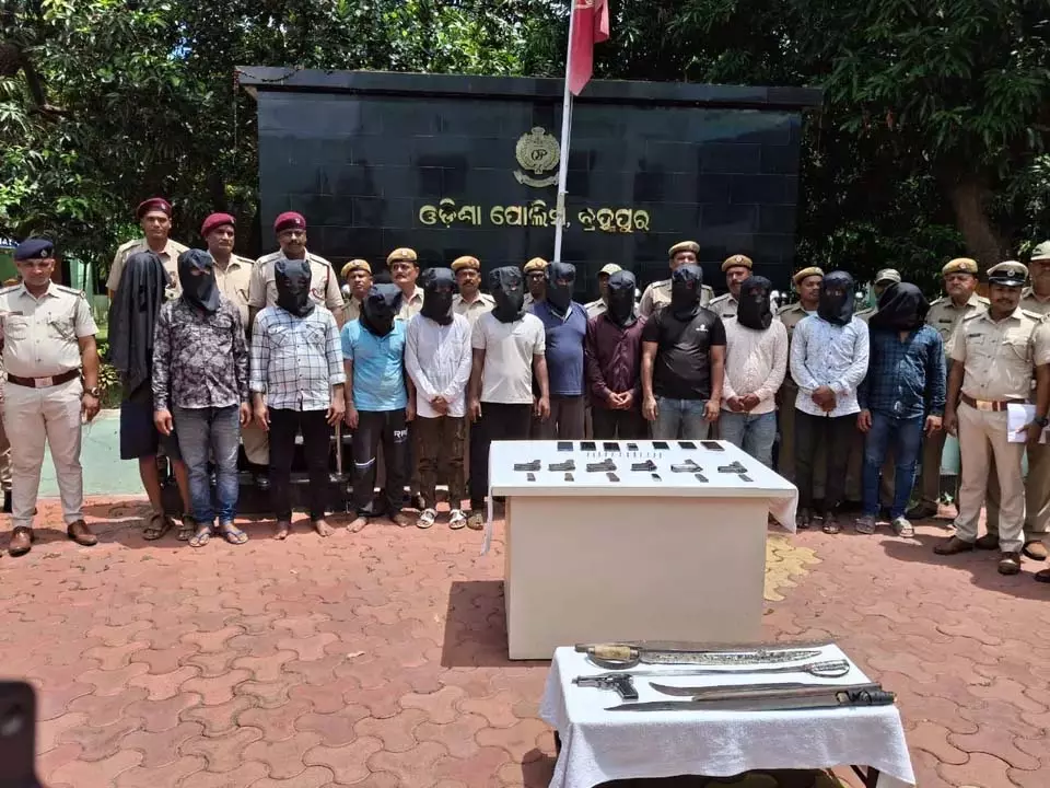 Odisha : बरहामपुर में 12 असामाजिक तत्व गिरफ्तार; 6 पिस्तौल, 12 गोला-बारूद जब्त Odisha : बरहामपुर में 12 असामाजिक तत्व गिरफ्तार; 6 पिस्तौल, 12 गोला-बारूद जब्त
