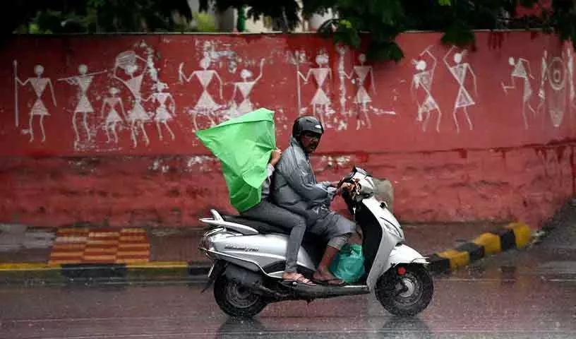 Hyderabad और जिलों में भीषण गर्मी में बारिश से हाहाकार Hyderabad और जिलों में भीषण गर्मी में बारिश से हाहाकार