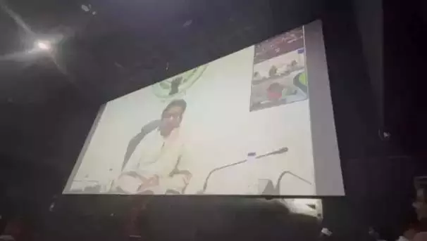 Pawan Kalyan ने लाइव थिएटर प्रसारण के माध्यम से रविवालसा के ग्रामीणों से बातचीत की Pawan Kalyan ने लाइव थिएटर प्रसारण के माध्यम से रविवालसा के ग्रामीणों से बातचीत की