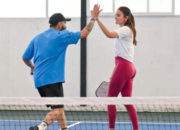 Anushka Sharma and Virat Kohli आरसीबी टीम के साथ पिकलबॉल मैच में शामिल हुए Anushka Sharma and Virat Kohli आरसीबी टीम के साथ पिकलबॉल मैच में शामिल हुए