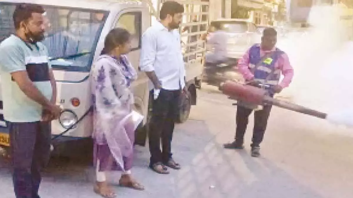 GHMC ने मच्छरों के खतरे को कम करने के लिए फॉगिंग अभियान तेज किया GHMC ने मच्छरों के खतरे को कम करने के लिए फॉगिंग अभियान तेज किया
