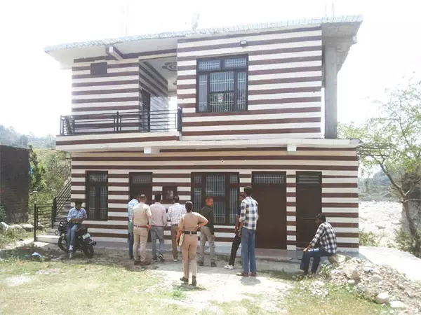 हिमाचल प्रदेश पुलिस ने नशे के कारोबार पर लगाई बड़ी कार्रवाई, 2.65 करोड़ रुपये की संपत्ति जब्त हिमाचल प्रदेश पुलिस ने नशे के कारोबार पर लगाई बड़ी कार्रवाई, 2.65 करोड़ रुपये की संपत्ति जब्त