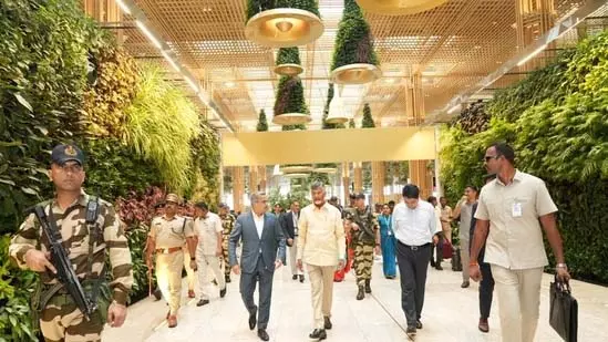 Bengaluru: टर्मिनल 2 की ग्रीन डिज़ाइन ने जीता आंध्र CM का दिल Bengaluru: टर्मिनल 2 की ग्रीन डिज़ाइन ने जीता आंध्र CM का दिल
