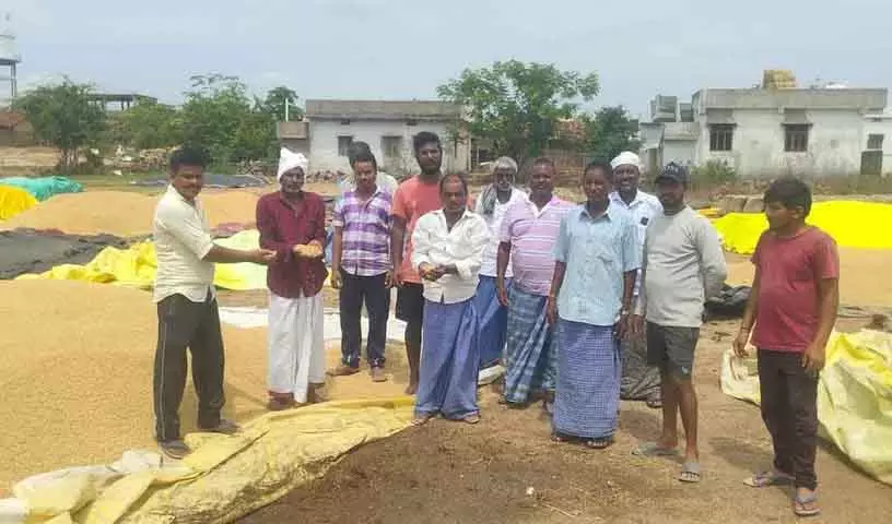 Nirmal में बेमौसम बारिश से धान किसानों को नुकसान Nirmal में बेमौसम बारिश से धान किसानों को नुकसान